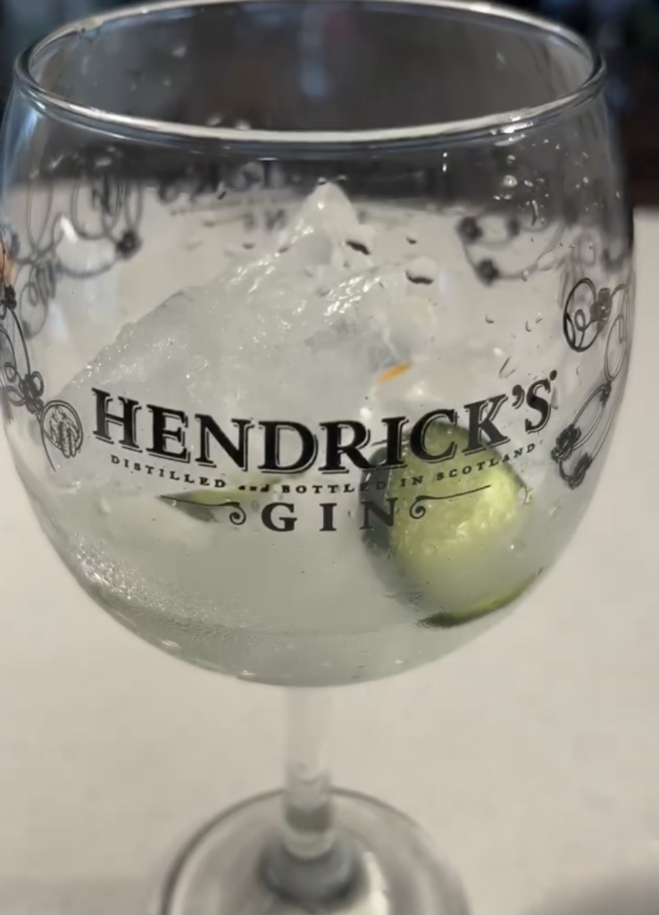 🍸 Un Hendrick’s bien frío.